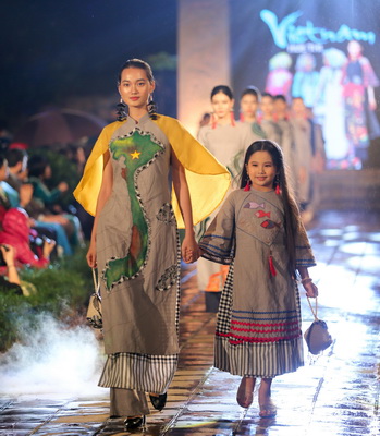 Trình diễn áo dài trong chương trình “Thế giới trong áo dài Việt” vừa qua tại Hà Nội.